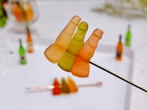 软糖用水果签串起来。