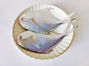 鲳鱼去除内脏，刮去鱼鳞。