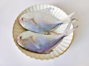 鲳鱼去除内脏，刮去鱼鳞。