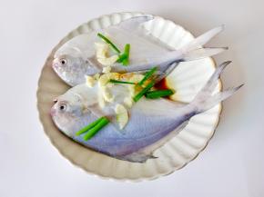 加上葱姜蒜少许。