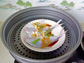 锅里水开上锅蒸8分钟即可。