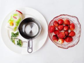 准备好所有食材，冰块提前一天放入冰箱冻好，