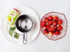 准备好所有食材，冰块提前一天放入冰箱冻好，