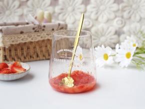 玻璃杯中放一层草莓，碾压成汁。