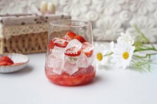 加入半杯冰块，加入几片草莓和薄荷，再铺一层冰块。