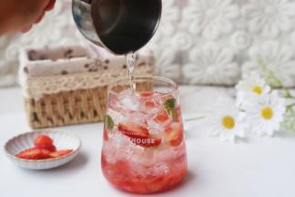 倒入气泡水至七成满，