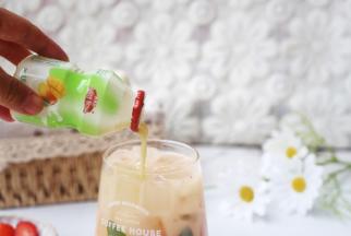 再倒入一瓶乳酸饮料，