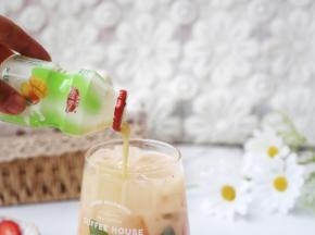 再倒入一瓶乳酸饮料，