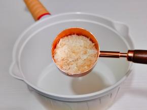 金燕耳倒入锅中。（如果用银耳记得提前泡发哈）