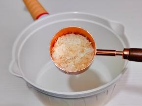 金燕耳倒入锅中。（如果用银耳记得提前泡发哈）