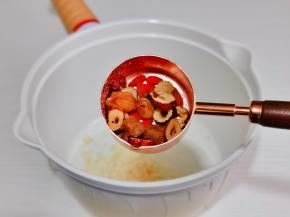 加入红枣片，桂圆肉，枸杞。