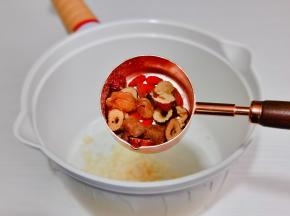 加入红枣片，桂圆肉，枸杞。