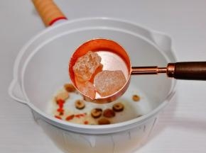 按个人口味加入冰糖。