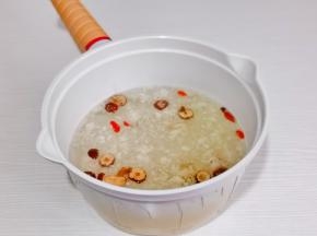 倒入适量纯净水烧开，熬大约15分钟。（出胶即可）