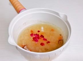 撒上玫瑰花瓣煮1分钟关火。