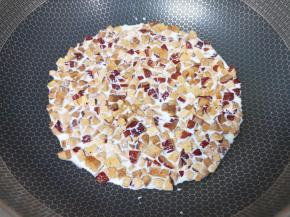 锅里倒入牛奶，加入枣丁煮开。