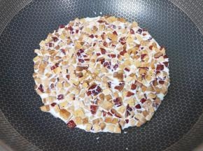 锅里倒入牛奶，加入枣丁煮开。