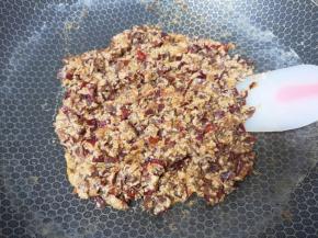 转小火一边煮一边不停的搅动，直至牛奶完全被枣丁吸收关火。