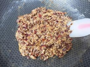 转小火一边煮一边不停的搅动，直至牛奶完全被枣丁吸收关火。