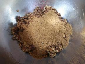 将煮好的牛奶枣丁盛出放入打蛋盆，趁热加入红糖搅拌均匀。