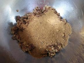 将煮好的牛奶枣丁盛出放入打蛋盆，趁热加入红糖搅拌均匀。