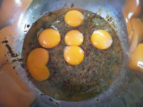 打入6个常温的鸡蛋。