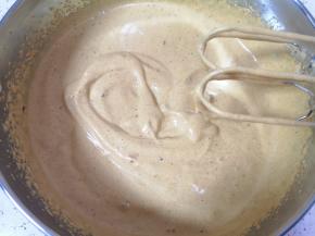 用电动打蛋器打发至提起打蛋器画图案不易消失。