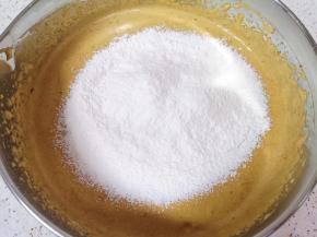 提前将低筋面粉、小苏打和泡打粉秤好过筛，再分两次筛入蛋糊里面，每一次筛入都采用切拌或者翻拌的手法混合均匀。