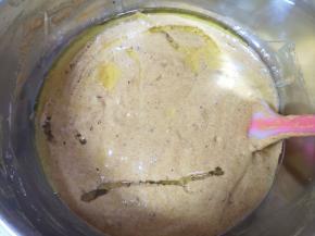 加入玉米油，继续翻拌均匀。烤箱上下管155度预热。