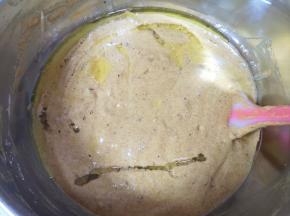 加入玉米油，继续翻拌均匀。烤箱上下管155度预热。