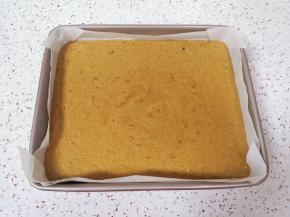 深盘里铺好油纸，倒入蛋糊，轻震几下排出空气。