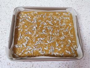 表面撒上熟白芝麻瓜子仁（也可以选择自己喜欢的坚果）。