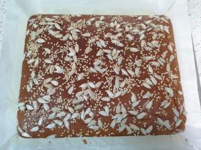 时间到出炉，撕开油纸放在烤网上晾凉。