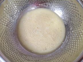 盆里加入牛奶、玉米油、发酵粉、小苏打和盐混合均匀。