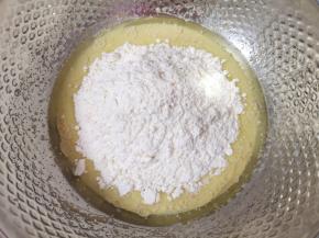 加入过筛的低筋面粉。