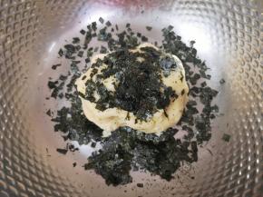 海苔剪碎加入面团里。
