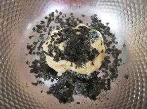 海苔剪碎加入面团里。