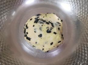 揉匀，面团盖上保鲜膜饧发半个小时。