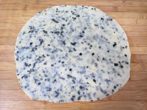 饧发好的面团擀成3-5毫米左右的面片。