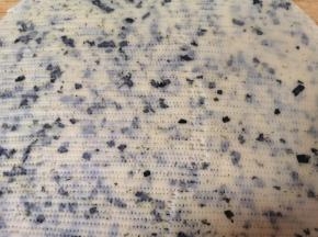 用干净的梳子压出纹路。