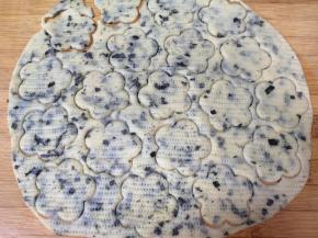 用饼干模具压出饼干（撕下来的边角料继续揉成面团以同样的方法做成饼干）。