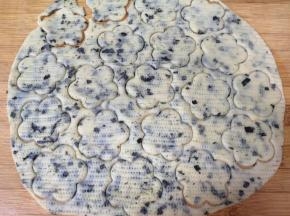 用饼干模具压出饼干（撕下来的边角料继续揉成面团以同样的方法做成饼干）。