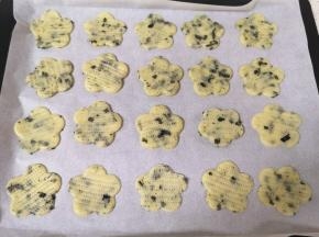 烤盘里铺上油纸，放上饼干生胚（没有模具直接切成方块也可以）。