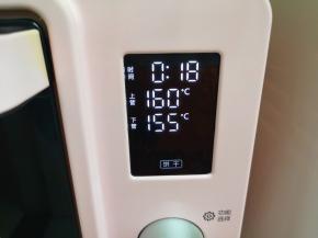 选择烤箱的“饼干”功能，上管160度下管155度烤18分钟。