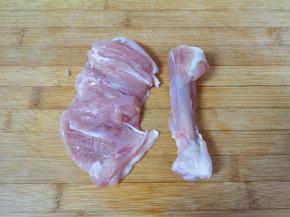 鸡腿洗干净去皮去骨。 