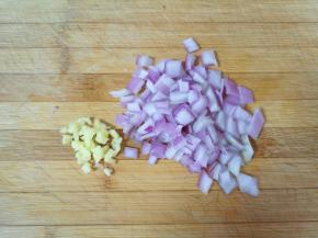 洋葱和生姜分别切碎。 