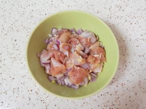 将切好的鸡腿肉和洋葱生姜碎一起放入碗里搅拌均匀。 