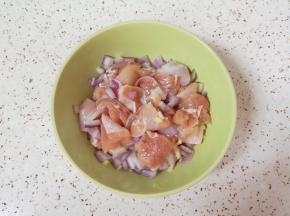 将切好的鸡腿肉和洋葱生姜碎一起放入碗里搅拌均匀。 