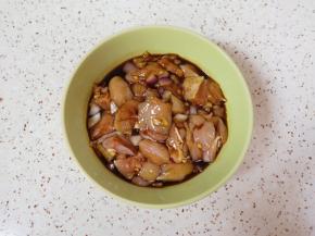 按照3:3:2的比例，加入味极鲜酱油、蚝油和料酒，搅拌均匀盖上保鲜膜，冷藏腌制3个小时以上。 
