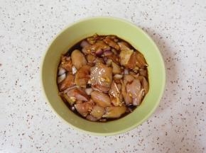 按照3:3:2的比例，加入味极鲜酱油、蚝油和料酒，搅拌均匀盖上保鲜膜，冷藏腌制3个小时以上。 
